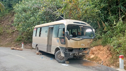 Nghệ An: Xe khách chở người về quê ăn Tết đâm vào vách núi, 3 công nhân bị thương