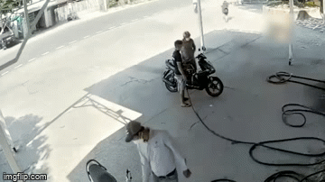 Video: Đi đổ xăng cùng mẹ, cậu bé bị bỏ rơi trong sự ngỡ ngàng