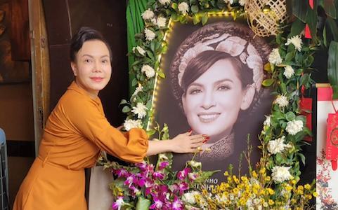 Việt Hương đến nhà hàng cố ca sĩ Phi Nhung, tiết lộ câu nói gây xúc động