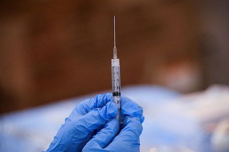 Mỹ hoãn tiêm vaccine Pfizer cho trẻ dưới 5 tuổi 