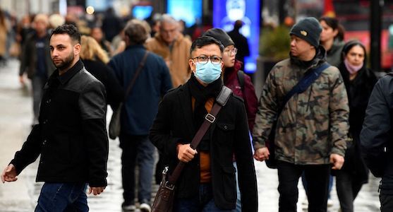 Người mắc COVID-19 tại Anh không cần tự cách ly