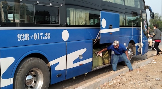 Chặn xe khách chở 1,6 tấn heo sữa hôi thối vào TP. HCM tiêu thụ