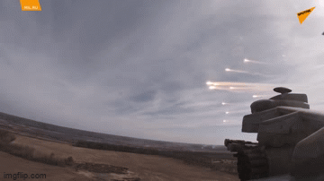 Trực thăng Nga phô diễn sức mạnh, tung hỏa lực gần sân bay Ukraine