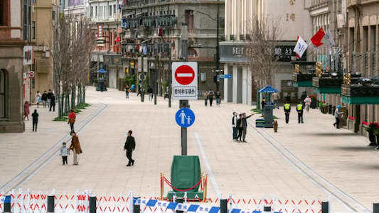 Ca mắc trong cộng đồng tăng cao, Trung Quốc duy trì chính sách 