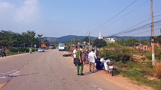 Va chạm với xe khách chạy cùng chiều, 2 vợ chồng thương vong