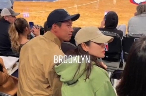 Fan chụp trộm khoảnh khắc Hyun Bin - Son Ye Jin xem bóng rổ tại Mỹ