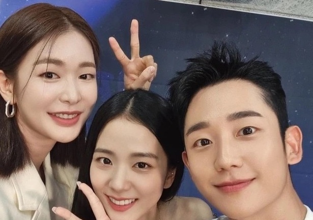 Jisoo (BLACKPINK) hội ngộ Jung Hae In tại sự kiện, visual thu hút mọi ánh nhìn