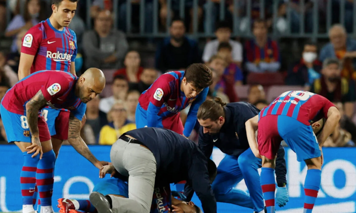 Cầu thủ Barcelona nhập viện khẩn cấp vì chấn động não 