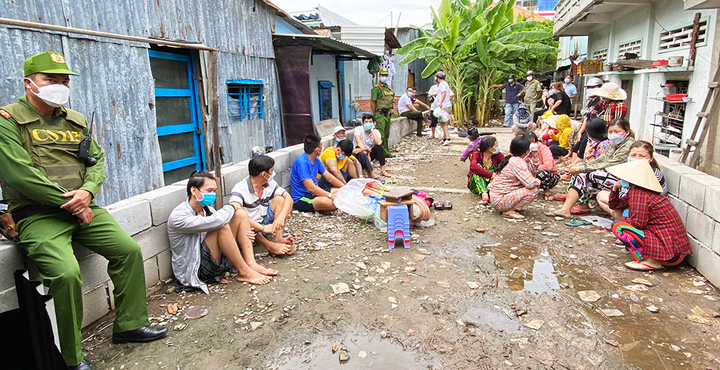 An Giang: Triệt phá nhóm người tụ tập đánh bạc, ném tiền khi thấy công an