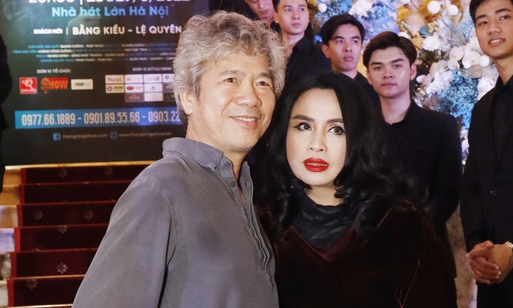 Diva Thanh Lam và bạn trai bác sĩ đến chúc mừng liveshow Quang Hà