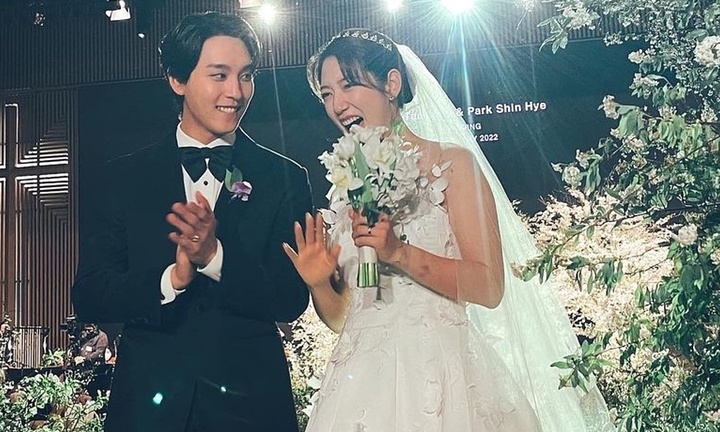 Park Shin Hye hạ sinh con trai đầu lòng