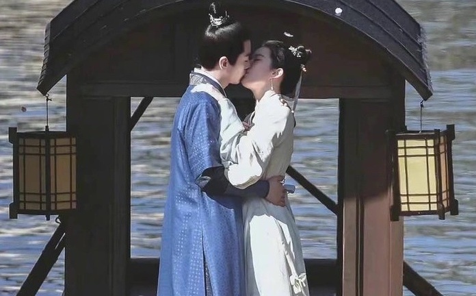 Tin tức sao Hoa ngữ mới nhất ngày 31/5: Lộ cảnh hôn của Lưu Diệc Phi trong 