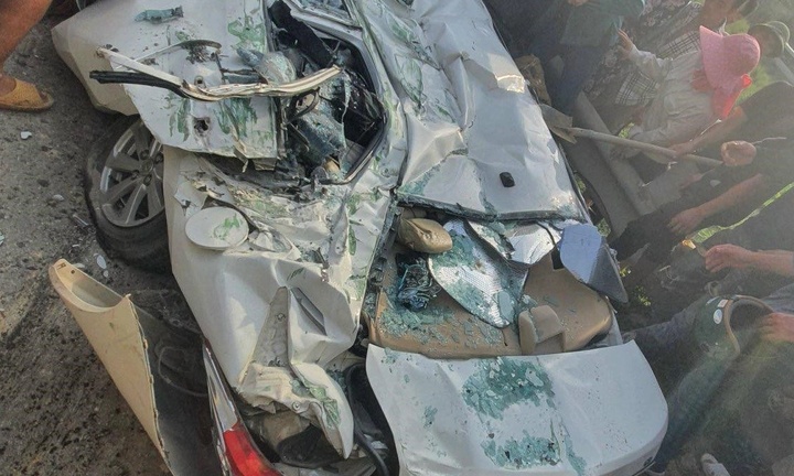 Tai nạn thảm khốc: Xe chở đất đè bẹp ô tô con, 3 người tử vong