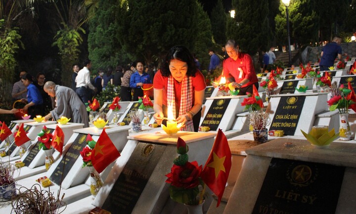 Chủ tịch Hội Chữ thập đỏ Việt Nam dâng hương tại Nghĩa trang liệt sĩ quốc gia Vị Xuyên