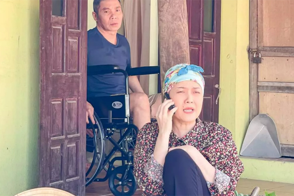 NSND Công Lý ngồi xe lăn trên phim 