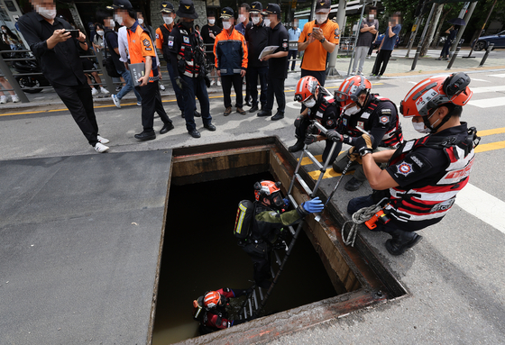 Người dân ở nhà bán hầm Seoul chật vật vì trận mưa lũ lịch sử