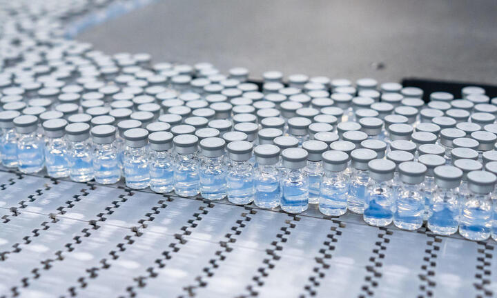 Mỹ phê duyệt vaccine ngừa COVID-19 thế hệ mới, nhắm đến Omicron