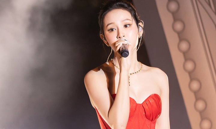 Hiền Hồ mất quyền biểu diễn bài hit