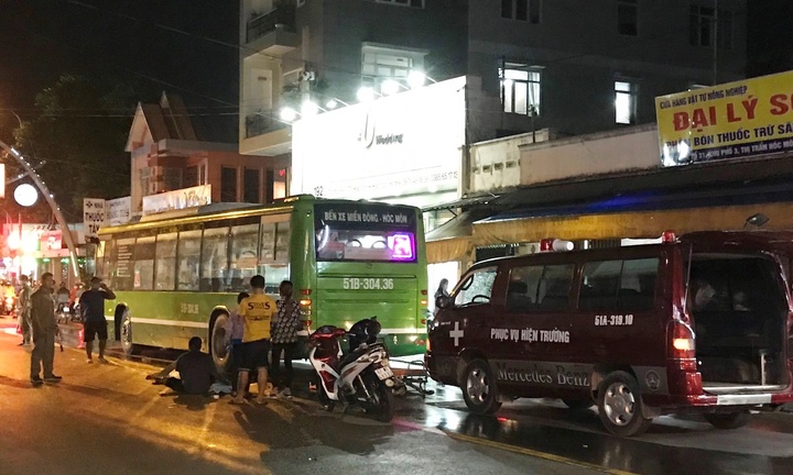 TP. HCM: Va chạm ngã xuống đường, nam thanh niên bị xe buýt cán tử vong