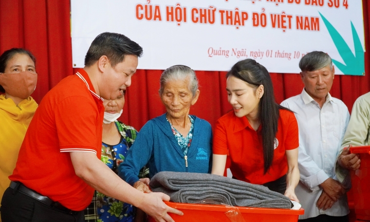 Nhã Phương hỗ trợ bà con miền Trung sau ảnh hưởng của cơn bão số 4 