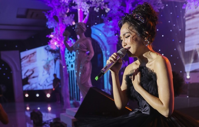 Hiền Thục không kìm được cảm xúc khi hát 