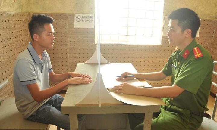 Tạm giữ tài xế 27 tuổi hất CSGT lên nắp capo rồi bỏ chạy