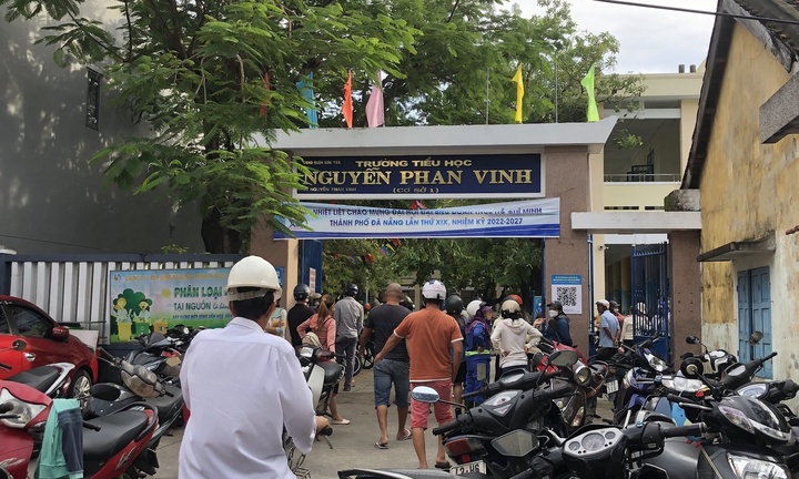 Nguyên nhân vụ học sinh lớp 1 bầm tím chân tay sau khi tan học