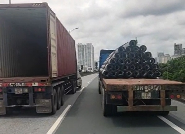 Vụ 2 container dàn hàng chắn đường Vành đai 3: Cần xử lý nghiêm hành vi coi thường luật giao thông