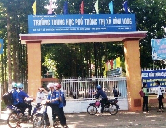 Vụ nam sinh lớp 12 bị đánh hội đồng trước cổng trường: Hiệu trưởng nói gì?