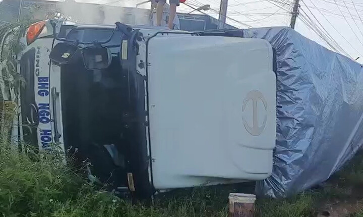 Tin tức tai nạn giao thông mới ngày 8/10: Xe tải bị lật rồi bốc cháy, 4 người mắc kẹt trong cabin