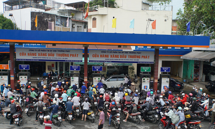 Nhiều người đổ xô đi tích trữ xăng dầu, cảnh sát PCCC TP. HCM đưa ra khuyến cáo