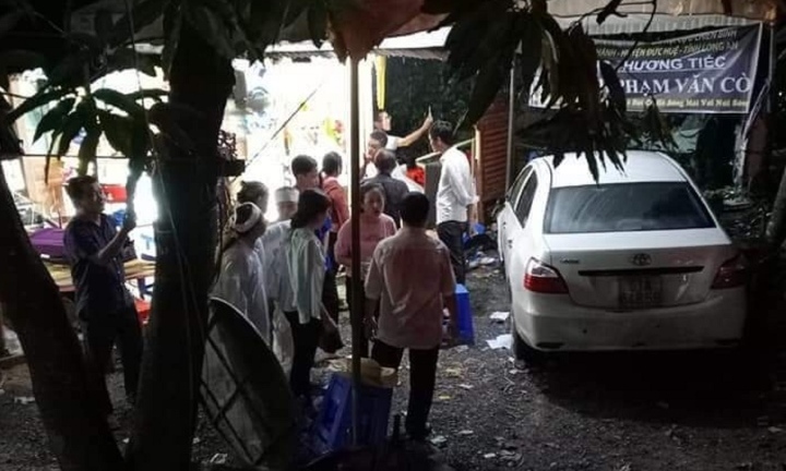 Tin tức tai nạn giao thông mới ngày 13/10: Ô tô lao vào đám tang, nhiều người bị thương