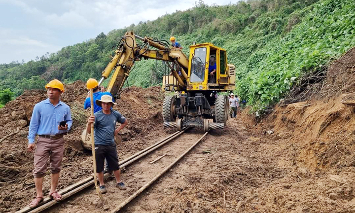 Thông tuyến đường sắt Bắc - Nam sau khi bị gián đoạn vì mưa lũ
