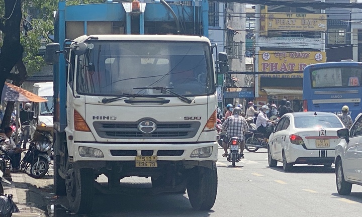 TP. HCM: Xe chở rác mất lái, gây tai nạn liên hoàn ở quận 8