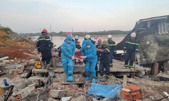 Vụ sập nhà dân bên bờ sông Thạch Hãn: Tìm thấy thi thể người đàn ông