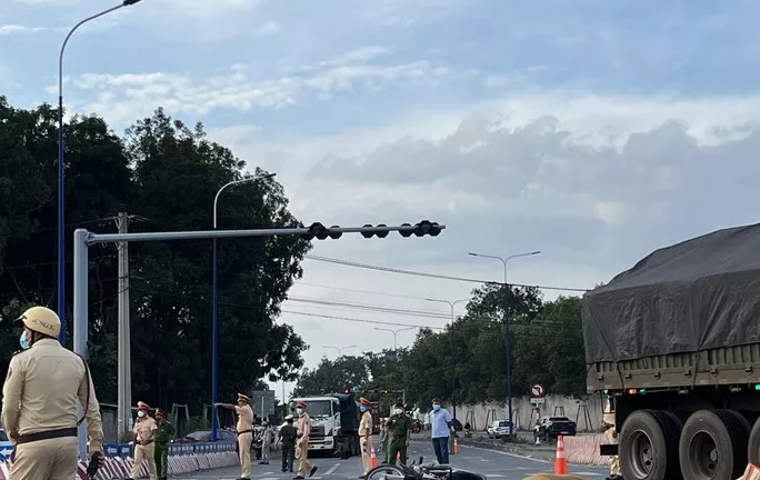 Tin tức tai nạn giao thông mới ngày 31/10: Danh tính 4 người trong 1 gia đình bị xe đầu kéo tông tử vong