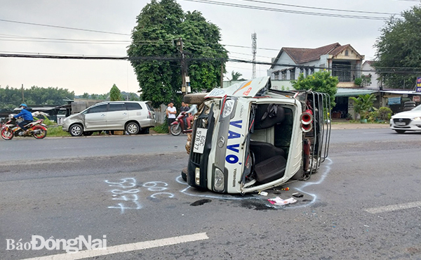 Tin tức tai nạn giao thông mới ngày 3/11: Ô tô tải lật nghiêng giữa đường sau khi va chạm với xe 7 chỗ