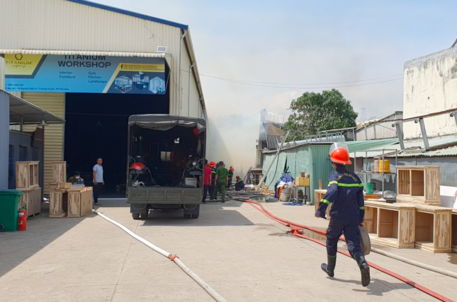 Cháy lớn xưởng gỗ ở TP. Thủ Đức, nhiều tài sản bị thiêu rụi 