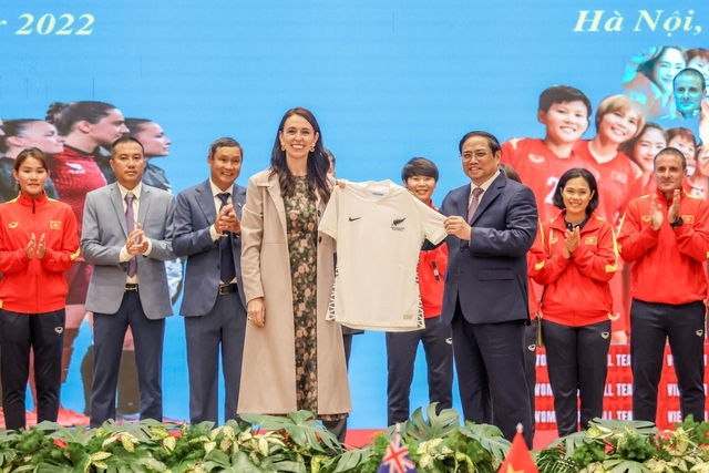 Hai Thủ tướng Việt Nam và New Zealand gặp gỡ báo chí, nhấn mạnh cơ hội mới cho nhiều nông sản Việt Nam