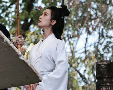 Tin tức sao Hoa ngữ mới nhất ngày 15/11: Lưu Thi Thi diện váy trắng tinh khôi trên phim trường