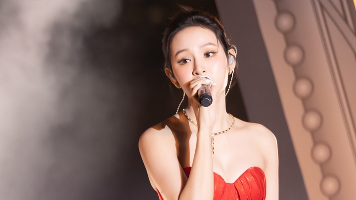 Ca sĩ Hiền Hồ bị huỷ show phút chót ở trường đại học