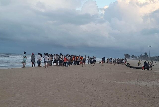 Tìm kiếm nam sinh viên bị sóng cuốn mất tích