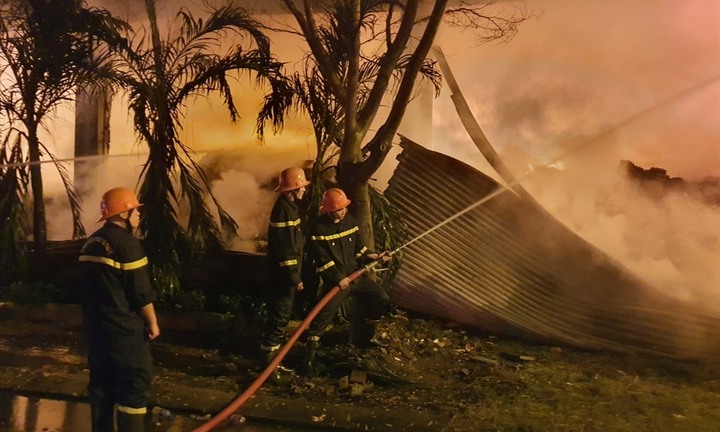 Bình Định: Nhà kho bốc cháy trong đêm, nhiều mặt hàng tiêu dùng bị thiêu rụi