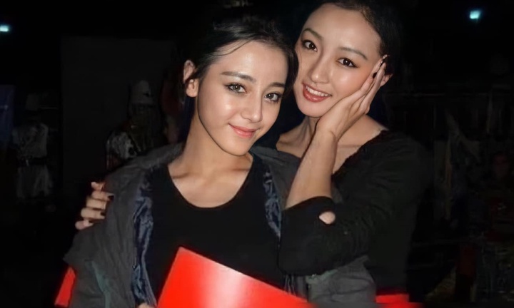 Tin tức sao Hoa ngữ mới nhất ngày 7/12: Ảnh cũ của Địch Lệ Nhiệt Ba thời chưa nổi tiếng