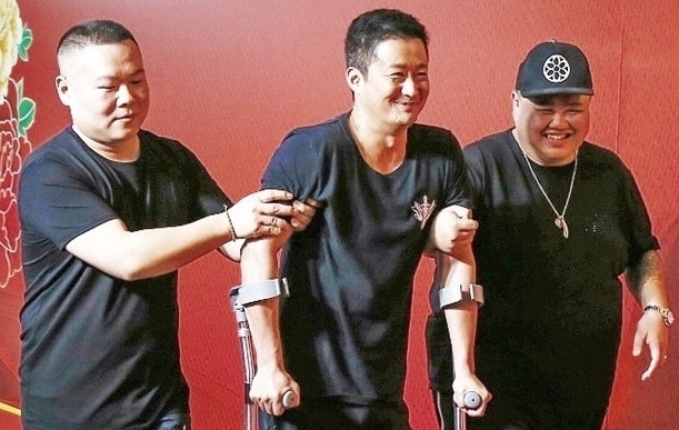 Tin tức sao Hoa ngữ mới nhất ngày 31/1: Ngô Kinh đi lại khó khăn vì chấn thương