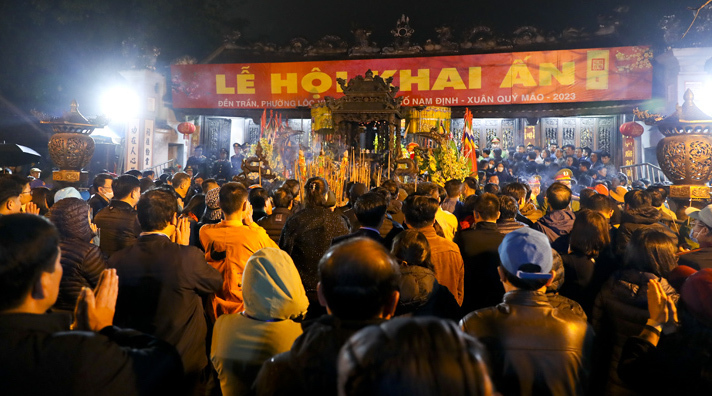 Nam Định: Dòng người tràn vào đền Trần dâng hương sau giờ khai ấn 