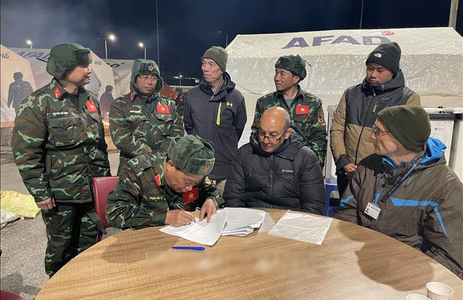 Đoàn cứu hộ Quân đội nhân dân Việt Nam trao tặng hỗ trợ cho Thổ Nhĩ Kỳ