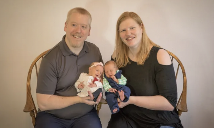 Hành trình đến với thế giới của cặp song sinh chào đời từ phôi thai đông lạnh 30 năm