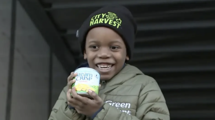 Tấm lòng nhân hậu của cậu bé 7 tuổi quyên góp 90.000 hộp rau từ thiện