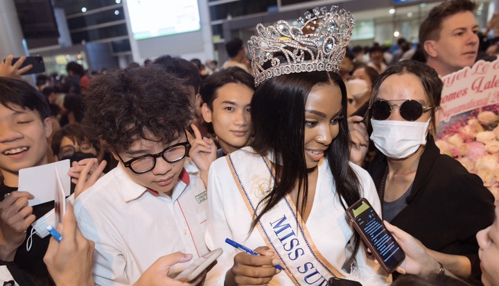 Miss Supranational 2022 được NTK Tuyết Lê đón tại sân bay Tân Sơn Nhất